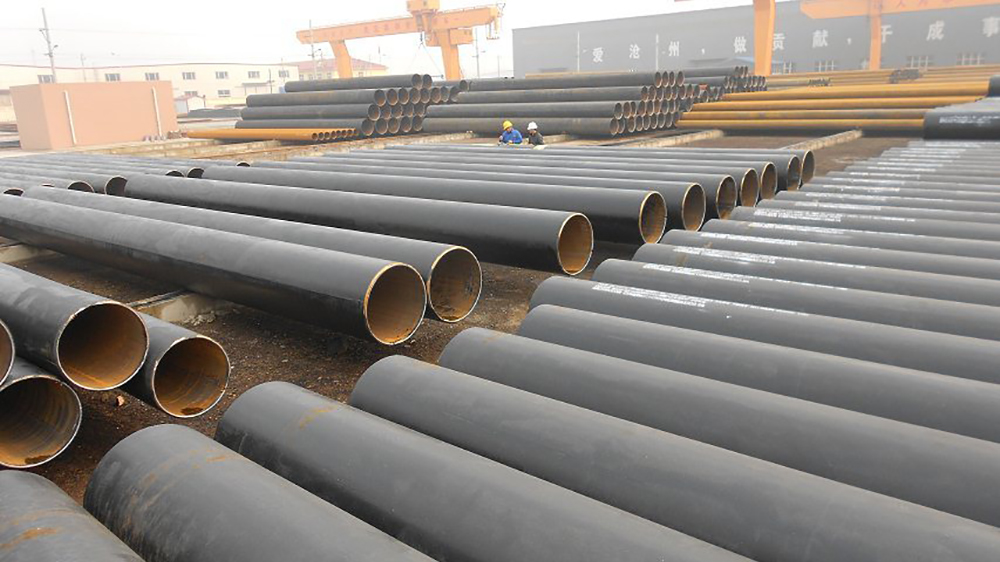 Método de endireitamento de tubo de aço com costura reta